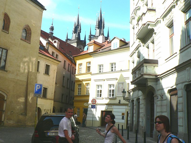 Maraton09 069.jpg - Stejný čas, ale to už jinde jsme. Realizační tým musel nějak zabít čas a tudíž se vydal hledat nějaký minimarket, aby si nakoupil nápoje. A netrvalo dlouho a pastýř dovedl své ovečky k vytouženému občerstvení.